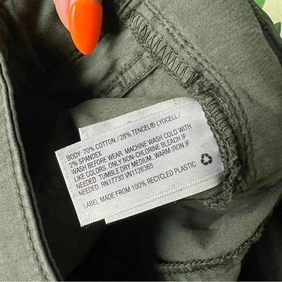 Universal Threads Dark Olive Green Mid Rise Midi Shorts Size 8/29 - Picture 6 of 6